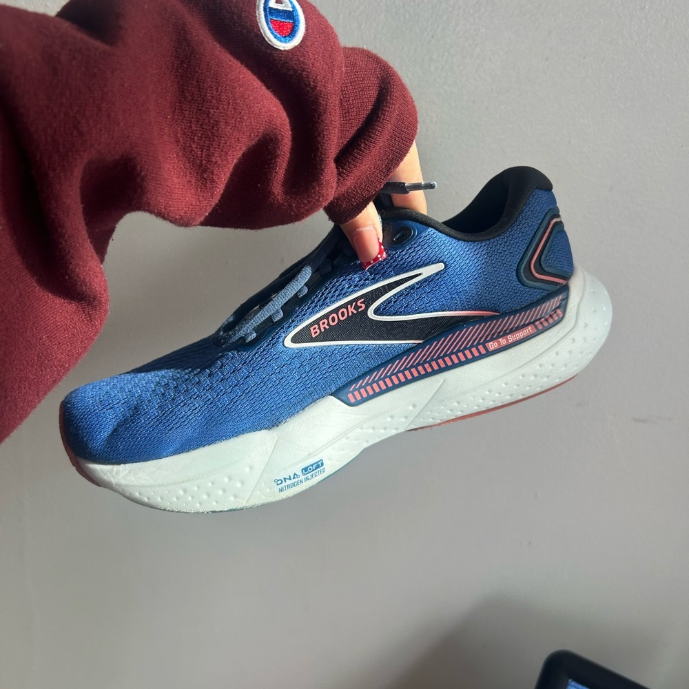 Brooks Woman Athletic Shoes in Blue and White